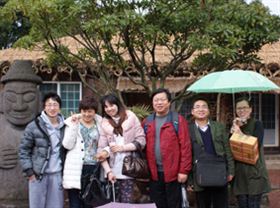 飛龍醫療優秀員工于韓國城邑名俗村合影
