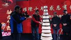 大家共同點燃飛龍醫療生日蛋糕 大家共同點燃飛龍醫療生日蛋糕