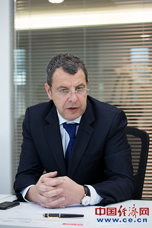 法國(guó)生物梅里埃公司全球副總裁柏謙立在儀式上發(fā)言 法國(guó)生物梅里埃公司全球副總裁柏謙立在儀式上發(fā)言