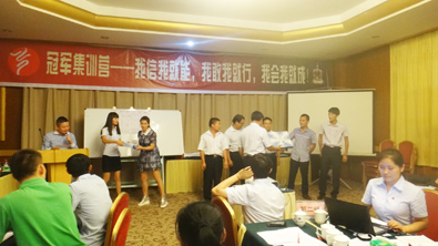 飛龍醫(yī)療董事長張新民為冠軍團(tuán)隊(duì)頒獎(jiǎng) 飛龍醫(yī)療董事長張新民為冠軍團(tuán)隊(duì)頒獎(jiǎng)