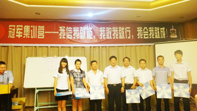 飛龍醫(yī)療董事長張新民和冠軍團(tuán)隊(duì)合影 飛龍醫(yī)療董事長張新民和冠軍團(tuán)隊(duì)合影