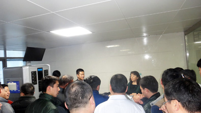 眾人參觀體驗鄢陵中醫院外星艙脊柱疼痛智能康復系統/非手術脊柱減壓系統 眾人參觀體驗鄢陵中醫院外星艙脊柱疼痛智能康復系統/非手術脊柱減壓系統