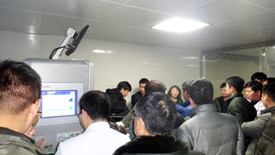 眾人參觀體驗鄢陵中醫院外星艙脊柱疼痛智能康復系統/非手術脊柱減壓系統 眾人參觀體驗鄢陵中醫院外星艙脊柱疼痛智能康復系統/非手術脊柱減壓系統