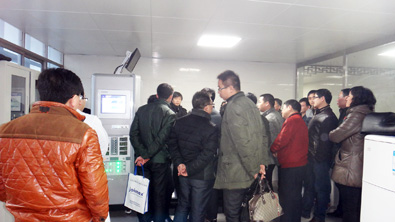 眾人參觀體驗鄢陵中醫院外星艙脊柱疼痛智能康復系統/非手術脊柱減壓系統 眾人參觀體驗鄢陵中醫院外星艙脊柱疼痛智能康復系統/非手術脊柱減壓系統