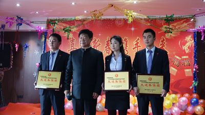 飛龍醫(yī)療董事長張新民給先進集體頒獎并合影 飛龍醫(yī)療董事長張新民給先進集體頒獎并合影