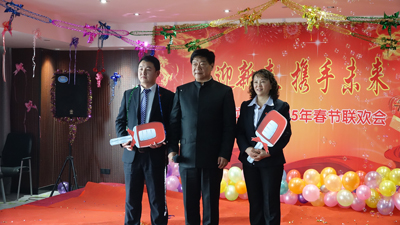 飛龍醫(yī)療董事長張新民給特殊貢獻者頒獎并合影 飛龍醫(yī)療董事長張新民給特殊貢獻者頒獎并合影