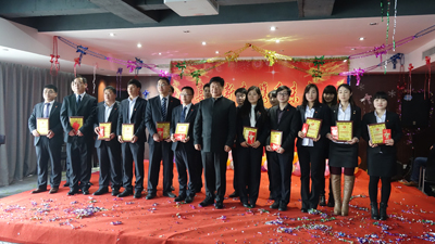 飛龍醫(yī)療董事長和2014年度先進個人合影 飛龍醫(yī)療董事長和2014年度先進個人合影