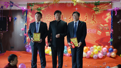 飛龍醫(yī)療董事長張新民給優(yōu)秀領導頒獎并合影 飛龍醫(yī)療董事長張新民給優(yōu)秀領導頒獎并合影