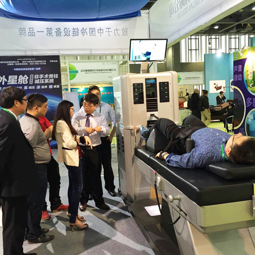 飛龍醫療工作人員在講解外星艙工作原理 飛龍醫療工作人員在講解外星艙工作原理