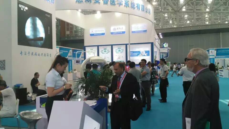 海外客戶參觀外星艙 海外客戶參觀外星艙