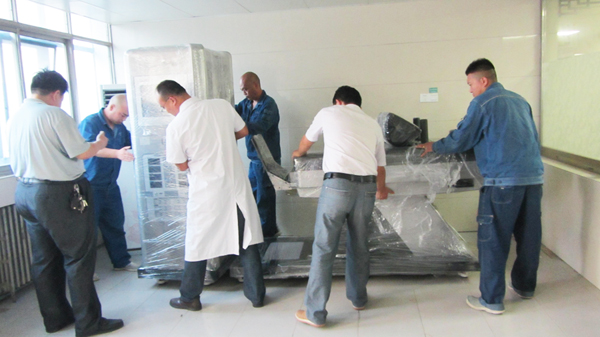 鄢陵縣中醫院相關領導現場驗收飛龍醫療外星艙非手術脊柱減壓系統 