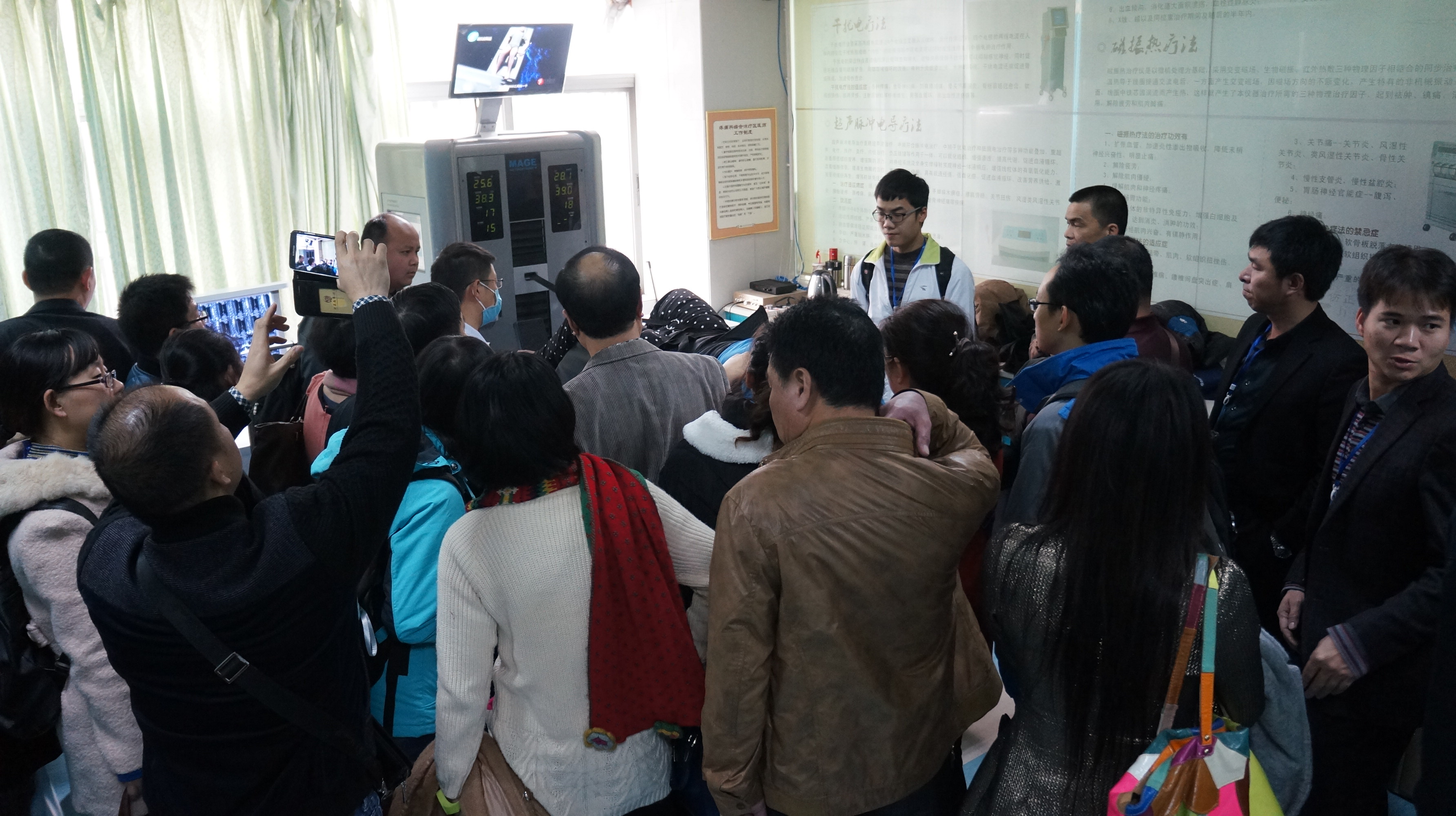 專家現場參觀體驗外星艙 專家現場參觀體驗外星艙