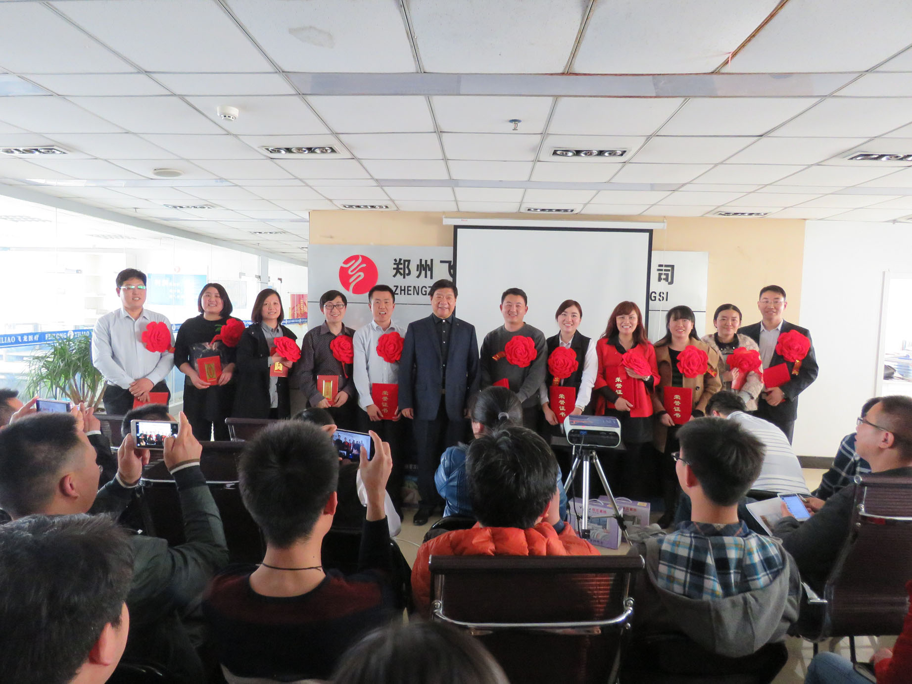 第一季度優(yōu)秀員工合影 第一季度優(yōu)秀員工合影