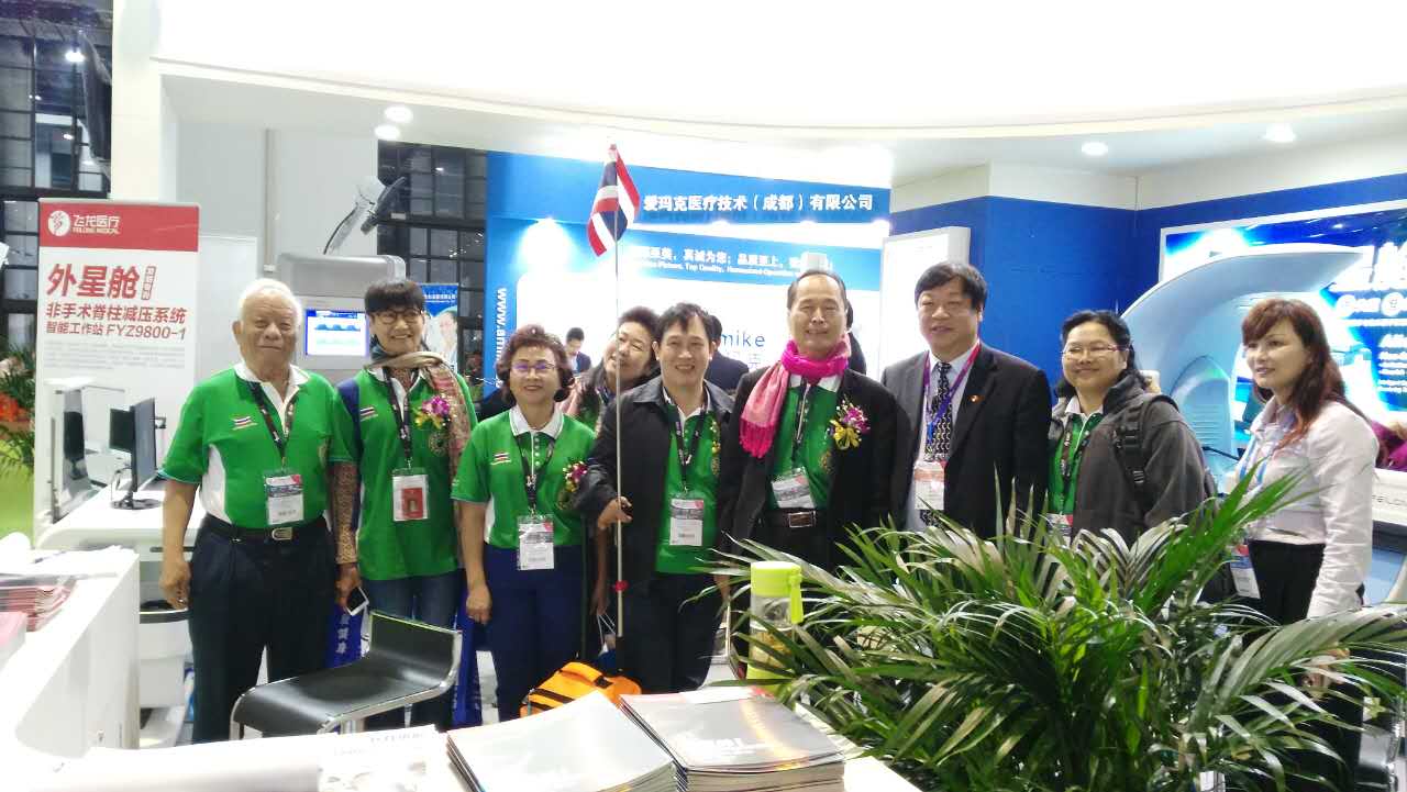 泰國(guó)客戶在參觀飛龍醫(yī)療外星艙 泰國(guó)客戶在參觀飛龍醫(yī)療外星艙