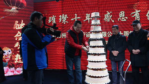 大家共同點燃飛龍醫療生日蛋糕