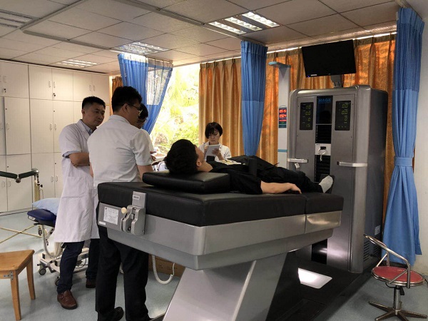 培訓外星艙非手術脊柱減壓系統的使用