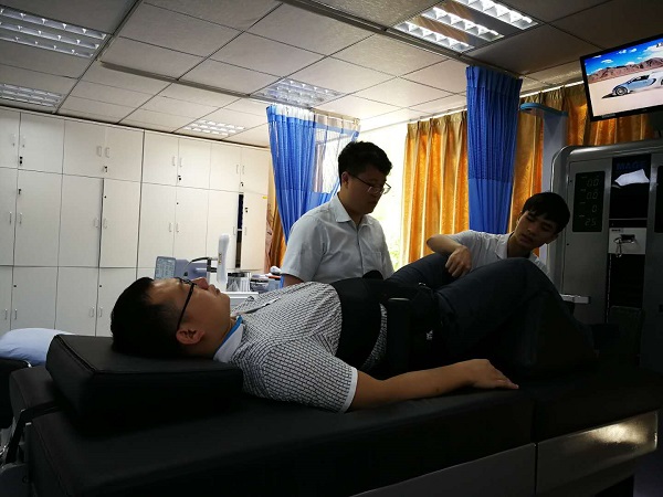 培訓外星艙非手術脊柱減壓系統的使用