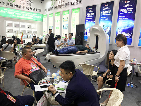 飛龍醫療外星艙亮相第50屆中國(廣州)美博會 飛龍醫療外星艙亮相第50屆中國(廣州)美博會