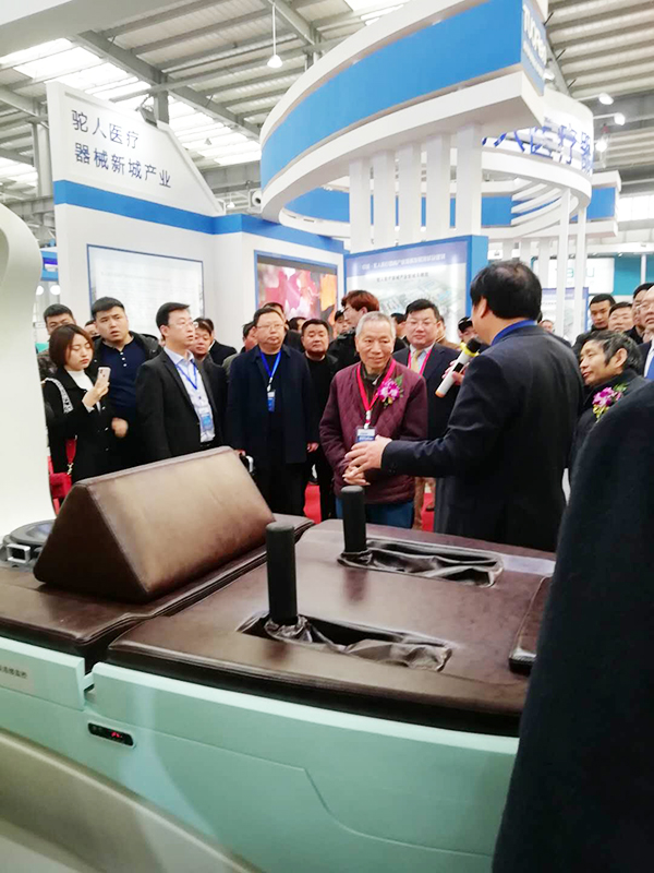 客戶圍觀了解飛龍醫療外星艙 客戶圍觀了解飛龍醫療外星艙