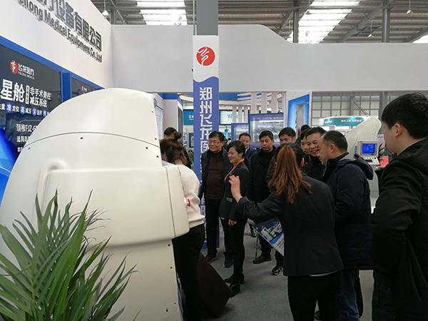 飛龍醫療為客戶介紹外星艙 飛龍醫療為客戶介紹外星艙