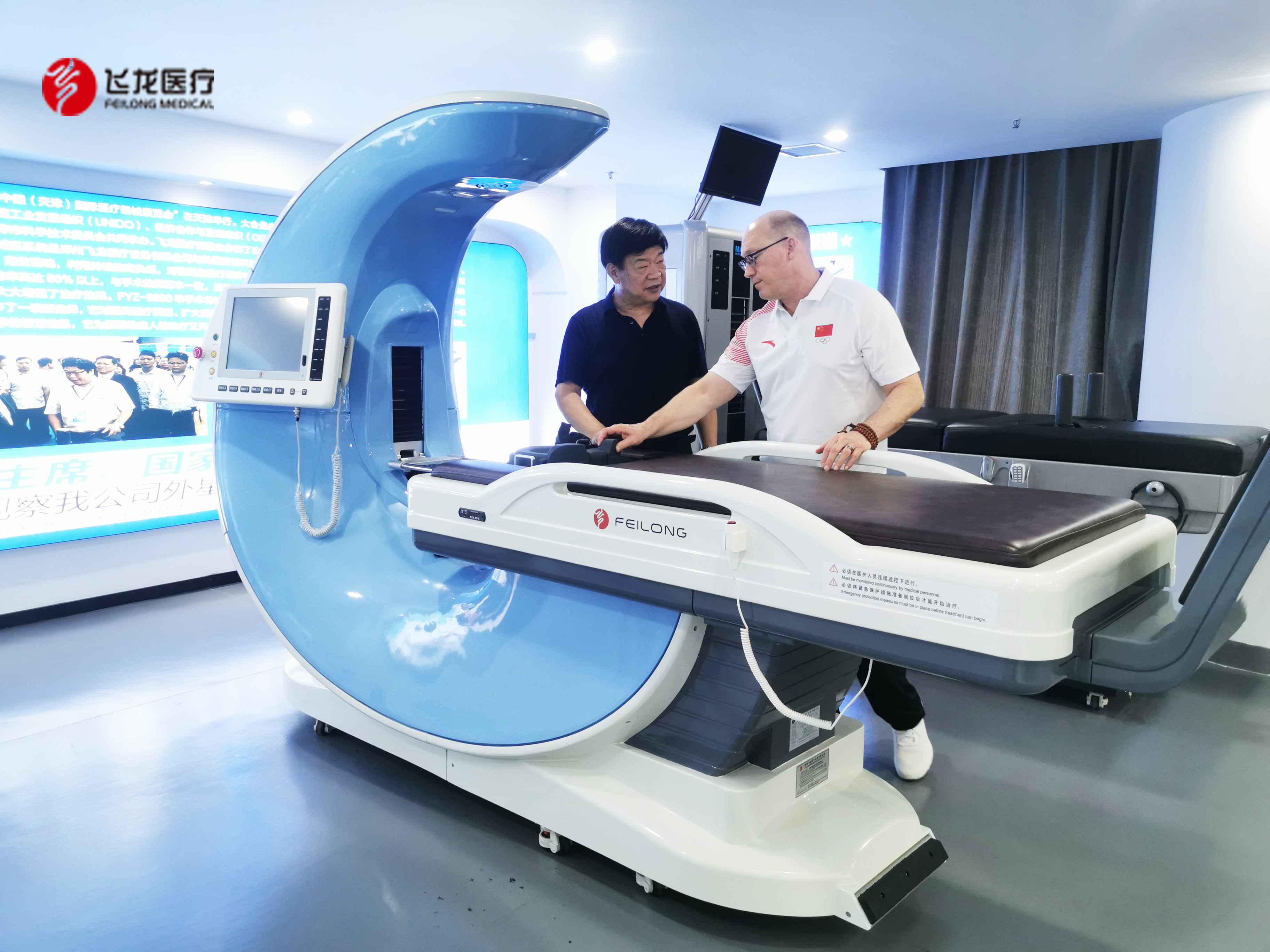 脊骨神經(jīng)醫(yī)學(xué)專家參觀外星艙 脊骨神經(jīng)醫(yī)學(xué)專家參觀外星艙