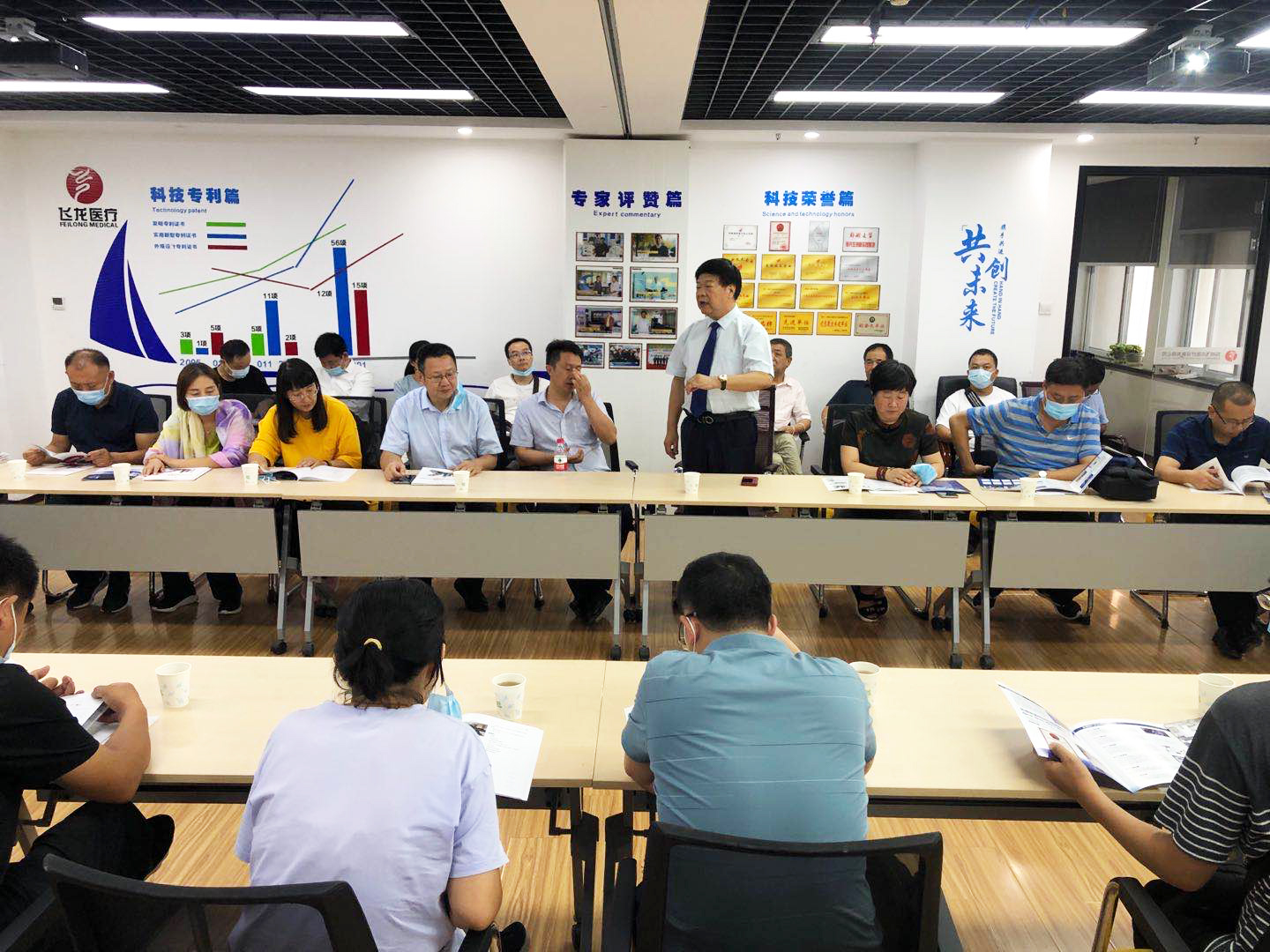 飛龍醫療董事長講解脊柱減壓技術 飛龍醫療董事長講解脊柱減壓技術