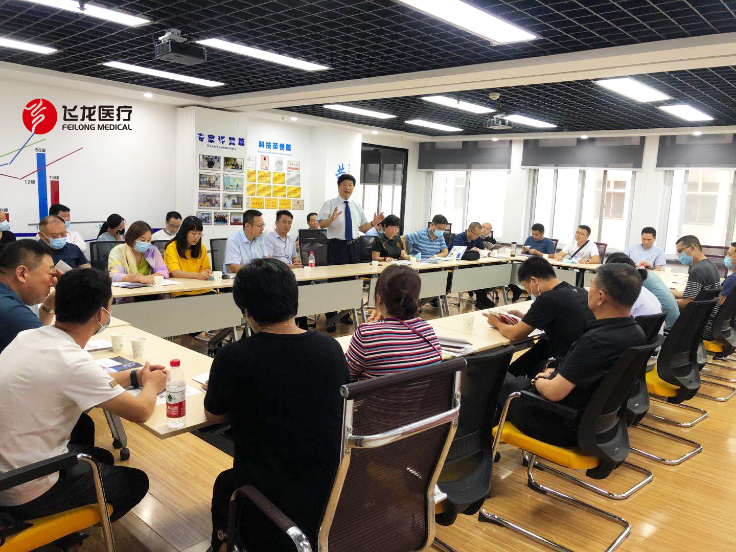 飛龍醫療董事長張新民講解外星艙 飛龍醫療董事長張新民講解外星艙